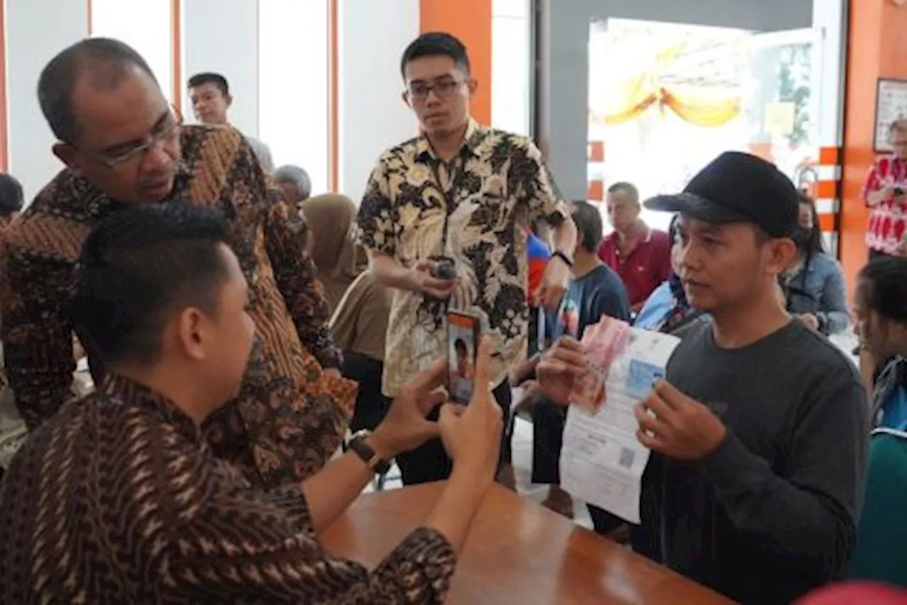 Pos Indonesia Salurkan Bansos Sembako dan PKH kepada 2.500 Keluarga di Semarang