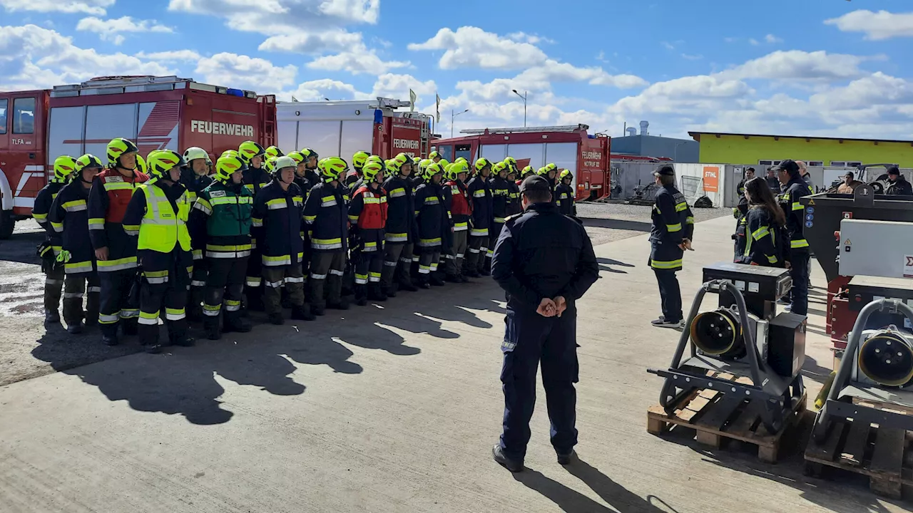 Mehr als 60 Feuerwehrleute übten gemeinsam im Gewerbegebiet Trasdorf