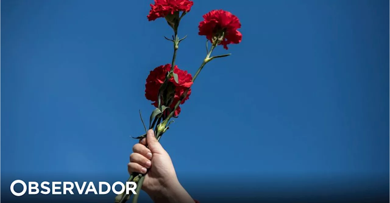 Celebrações do 25 de Abril arrancam no Terreiro do Paço com cerimónia militar