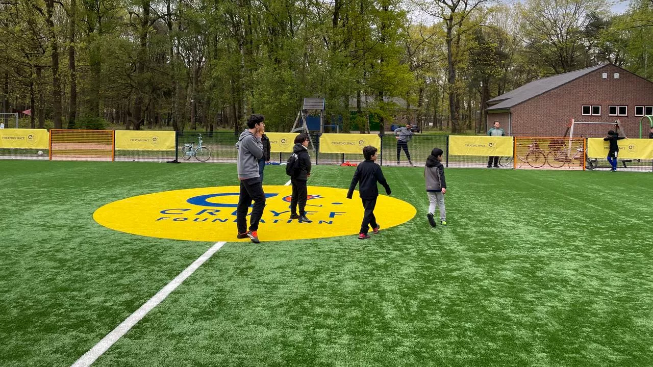 Eerste Cruyff Court geopend op een AZC: Gilze heeft de primeur