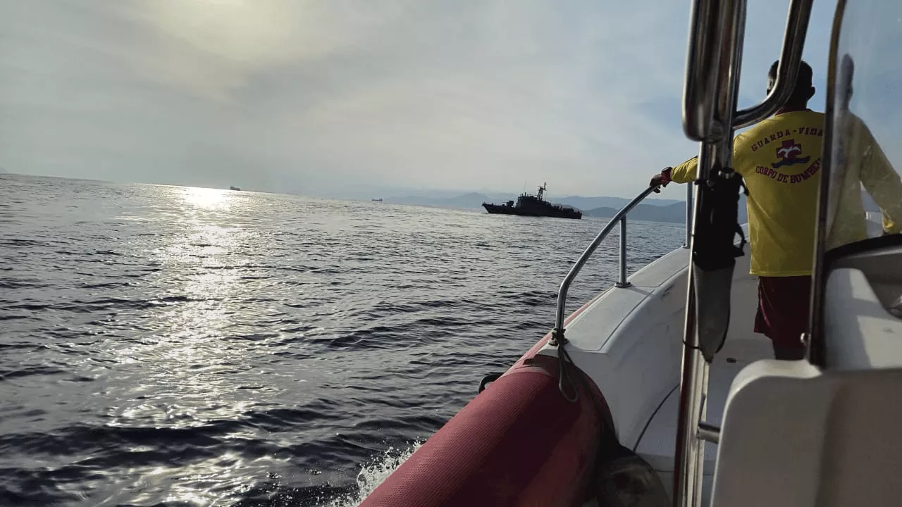 Marinha e Bombeiros entram no 6º dia de buscas por pescadores em Ilhabela (SP)