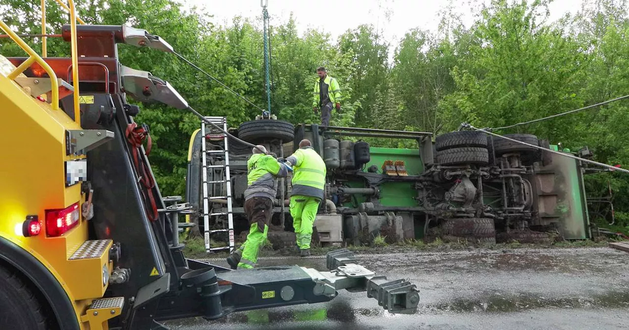 Grevenbroich​: Müllwagen weicht Bus aus und kippt in Graben