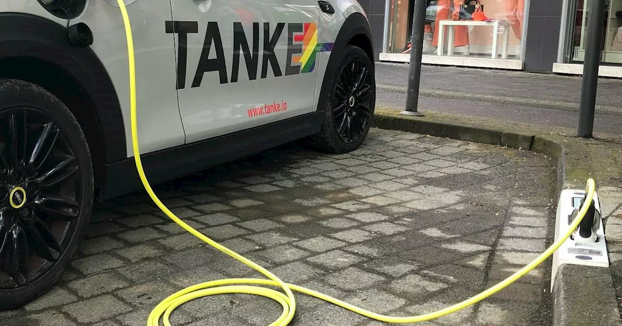 Köln: Ladebordsteine für Elektrofahrzeuge im Test