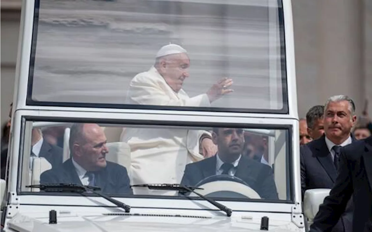 Il Papa in piazza San Pietro con la Papamobile poi incontra i giovani