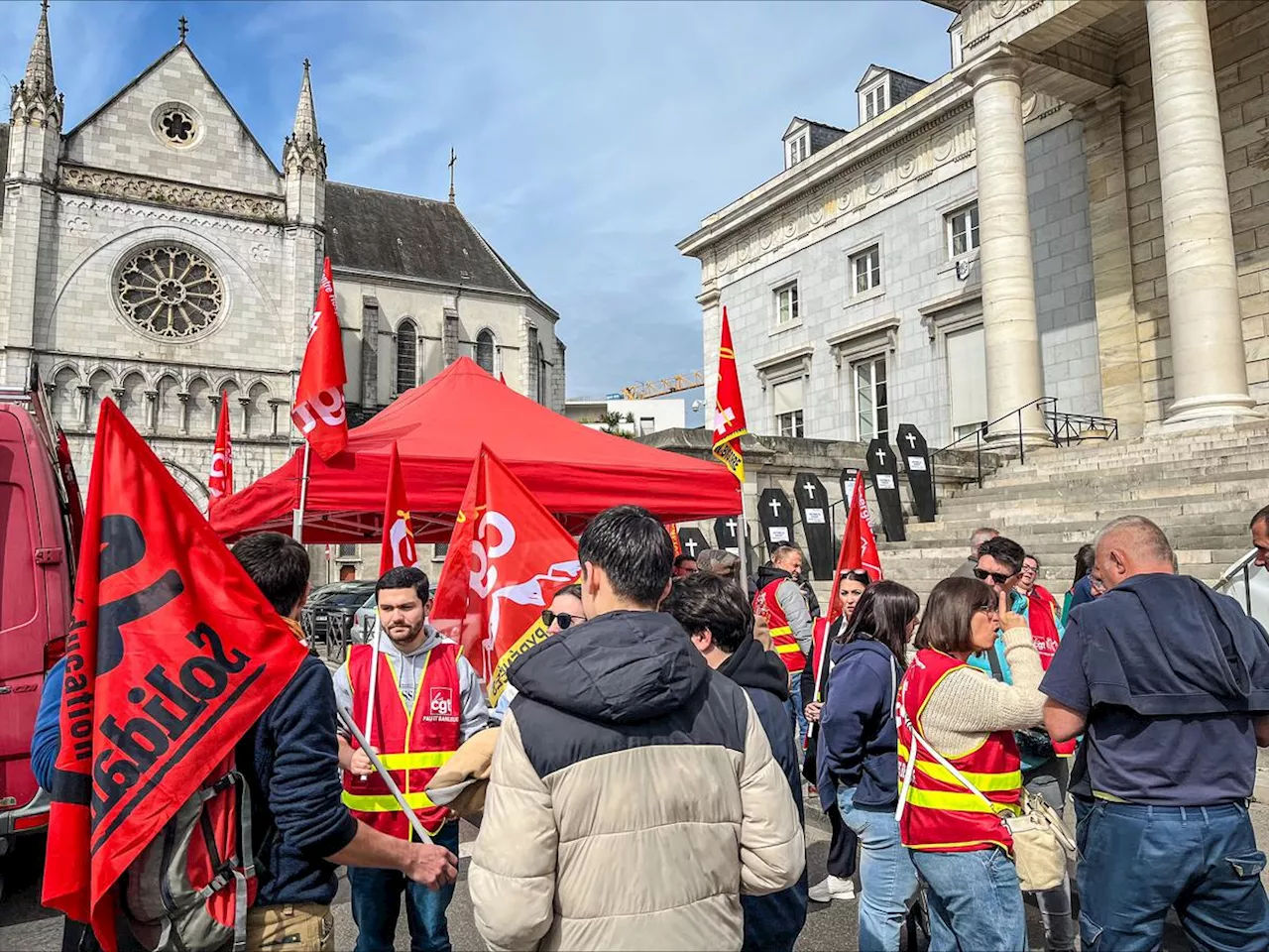 « On travaille sous tension », à Pau, une soixantaine de personnes réunies pour dénoncer les morts au travail