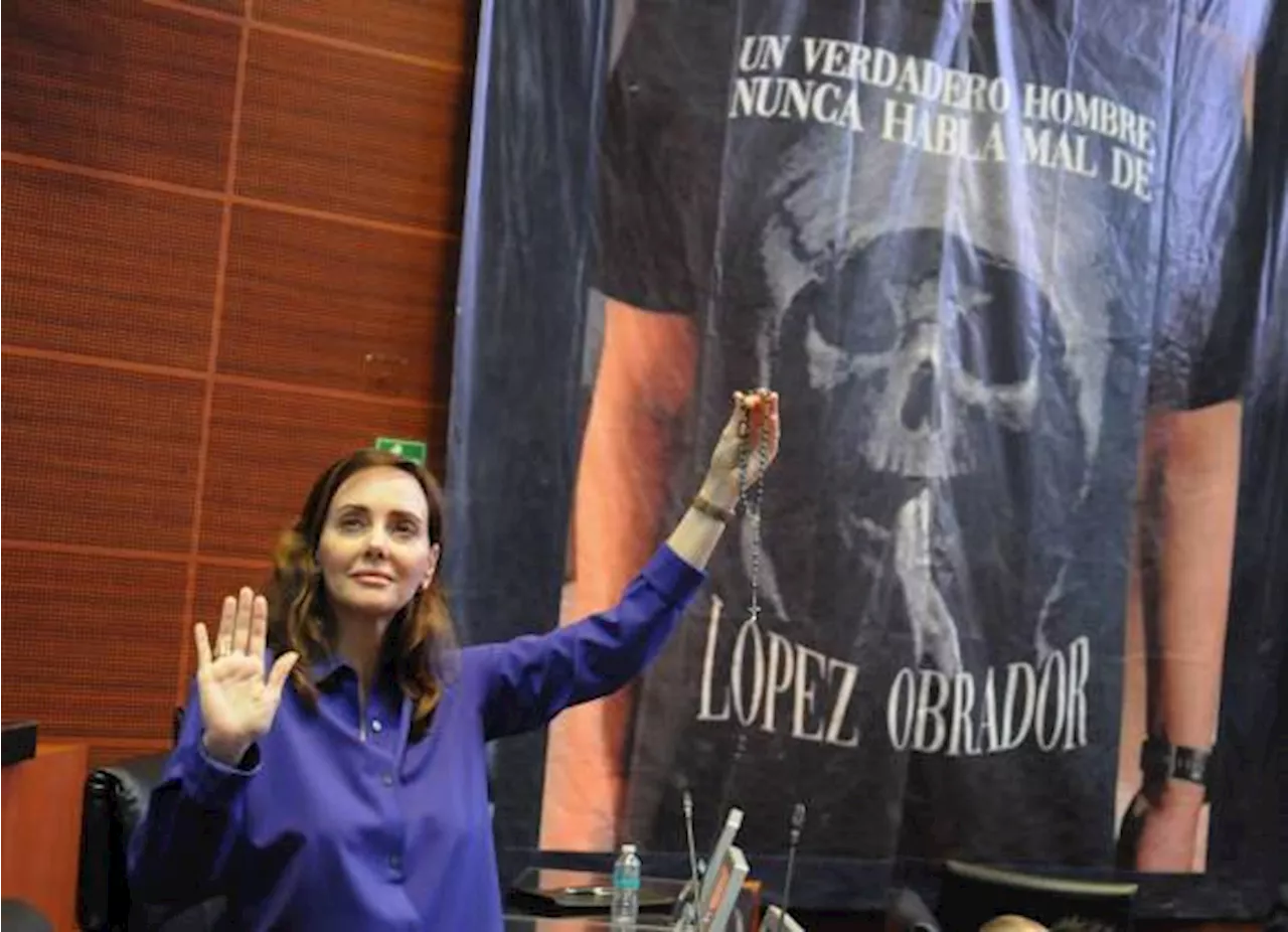 Cuelgan manta con la playera ‘un verdadero hombre no habla mal de López Obrador’ en el Senado