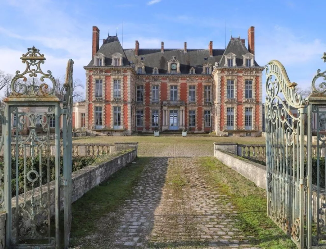 Situé en Essonne, ce remarquable château de style Louis XIII est à vendre