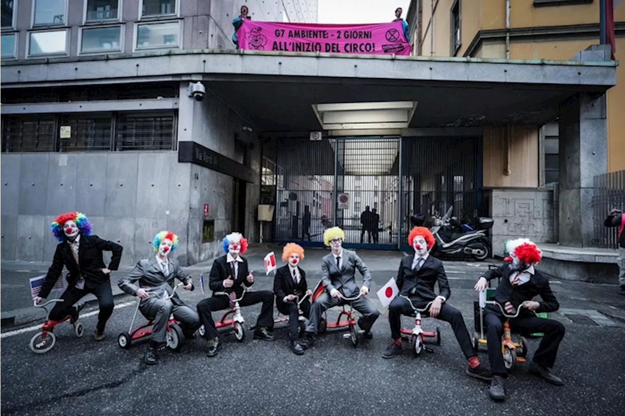 Extinction Rebellion per il clima sotto la sede Rai Torino