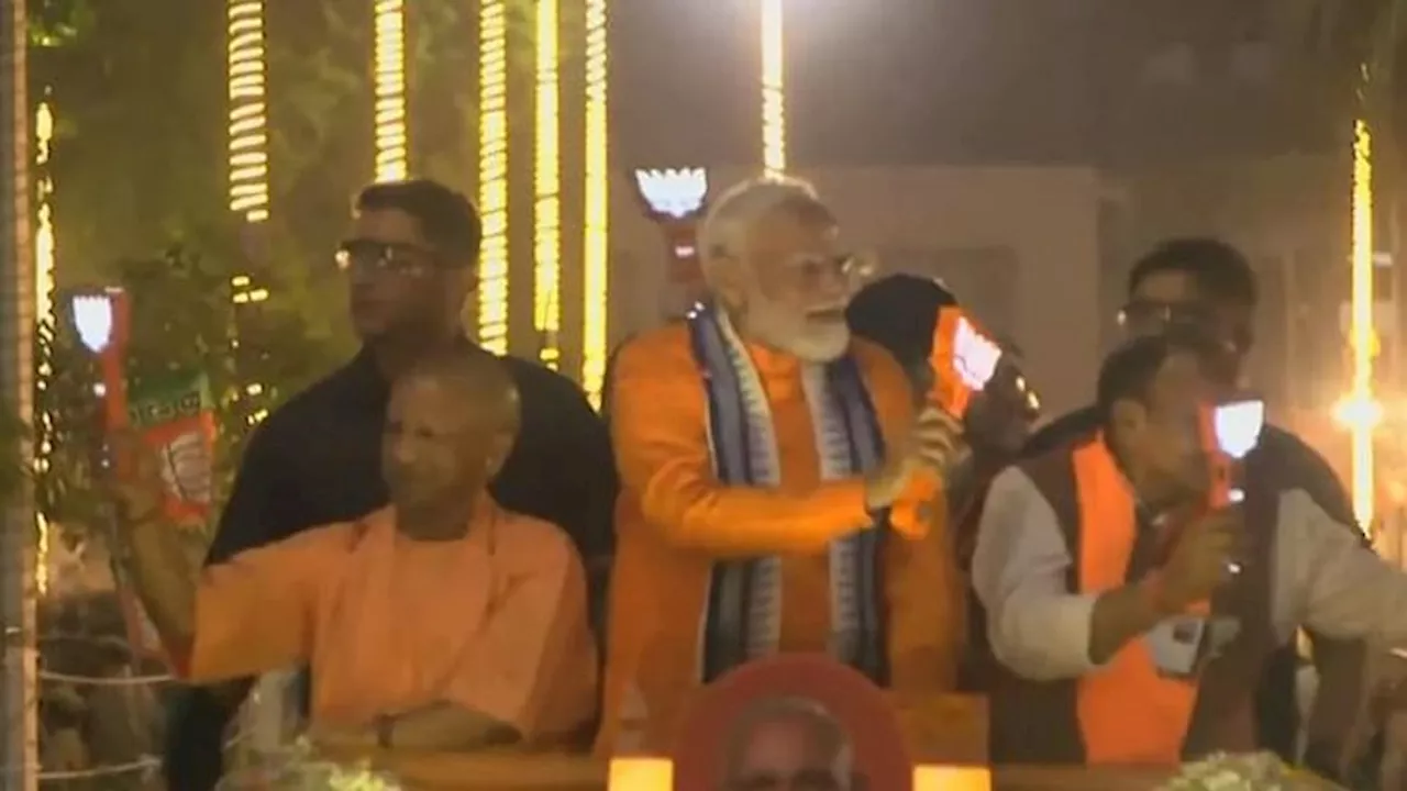 PM Modi in Bareilly: बरेली में पीएम मोदी ने किया रोड शो, भगवा रथ से तय की 1.2 किमी की दूरी, सीएम रहे मौजूद