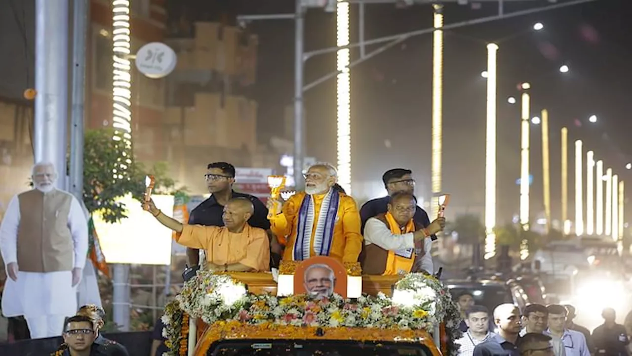 PM Modi in Bareilly: बरेली में पीएम मोदी का रोड शो, भगवा रथ पर सीएम योगी संग दिखा ये अंदाज; देखिए तस्वीरें