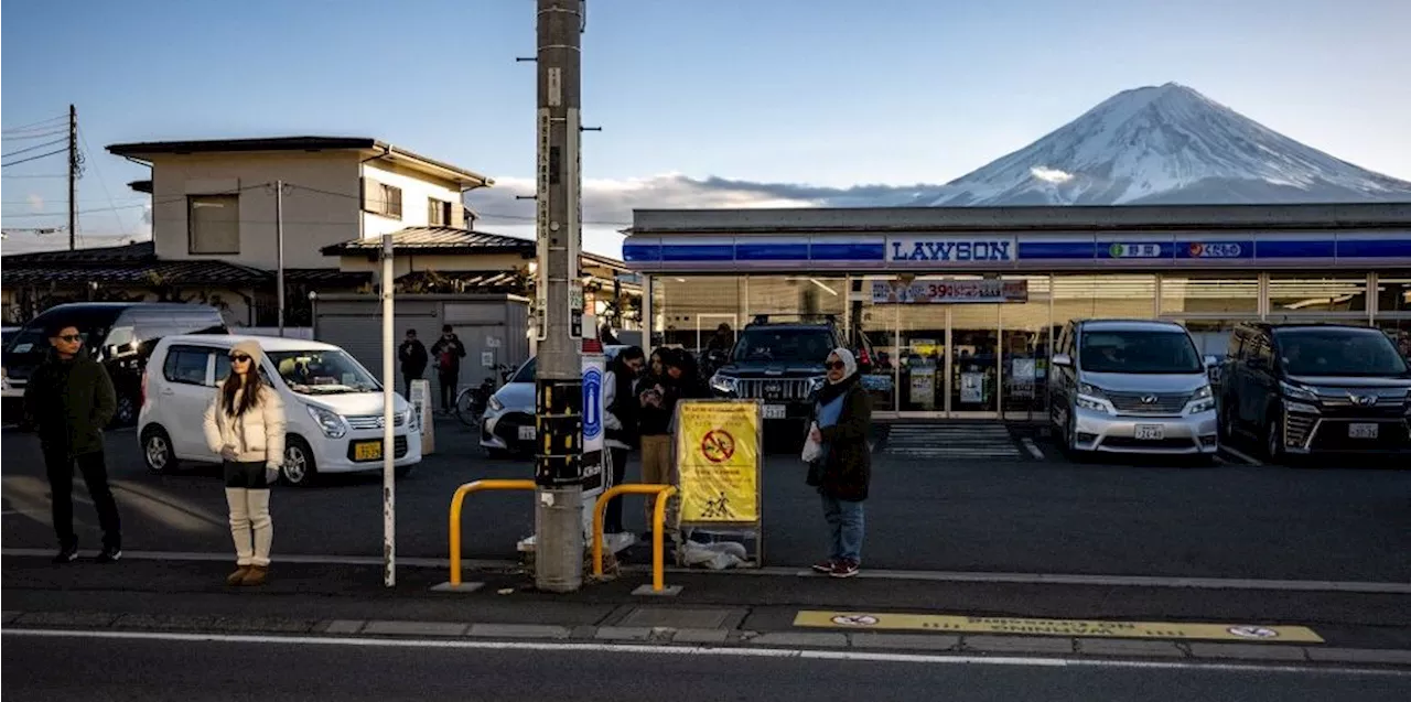 Mount Fuji und Massentourismus: Stadt schirmt Aussichtspunkt mit schwarzer Wand ab