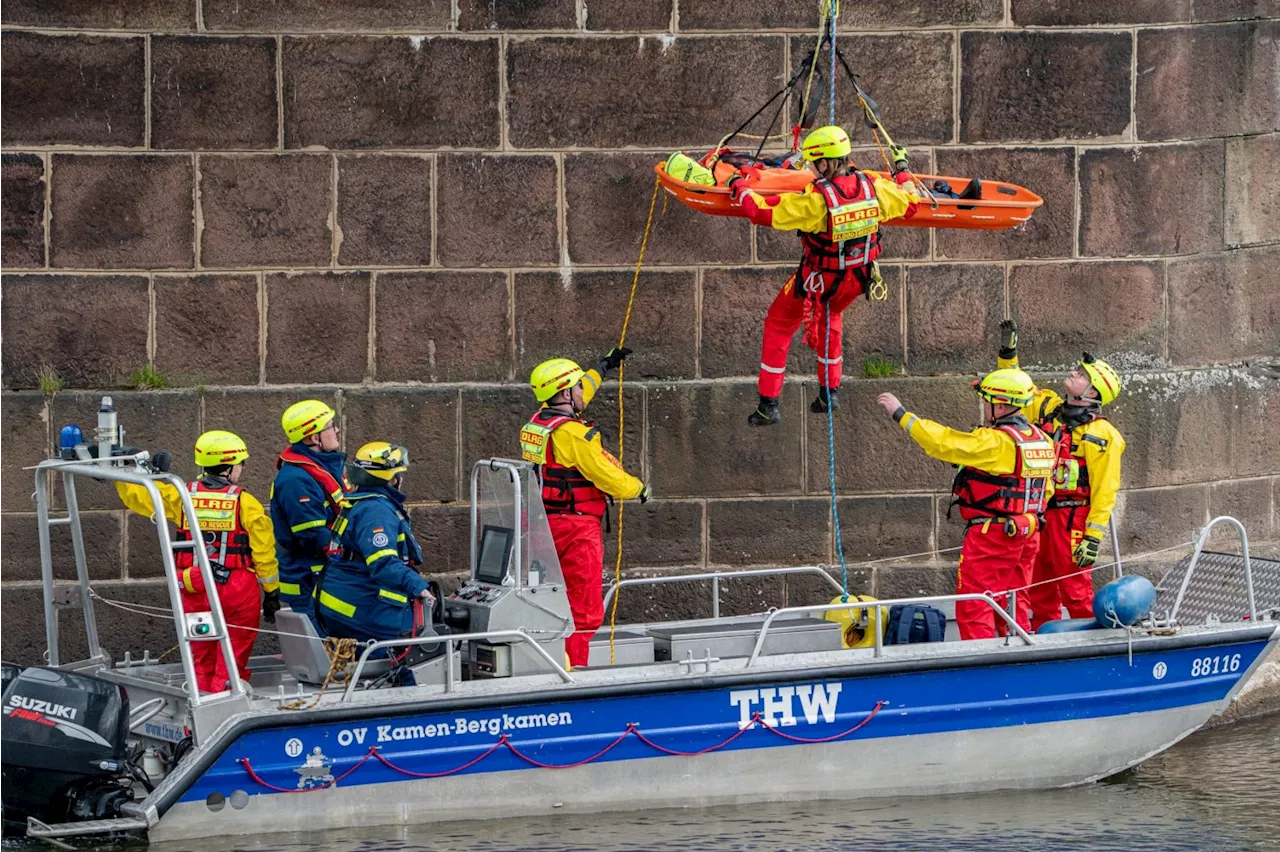 Auslandseinheit von DLRG und THW trainiert an der Weser den Einsatz im Hochwasser