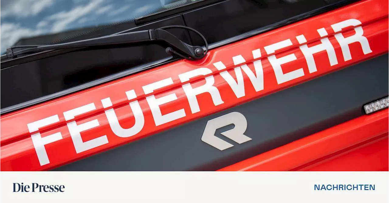 Feuerwehrauto stürzt um: Ein Toter, vier Personen verletzt