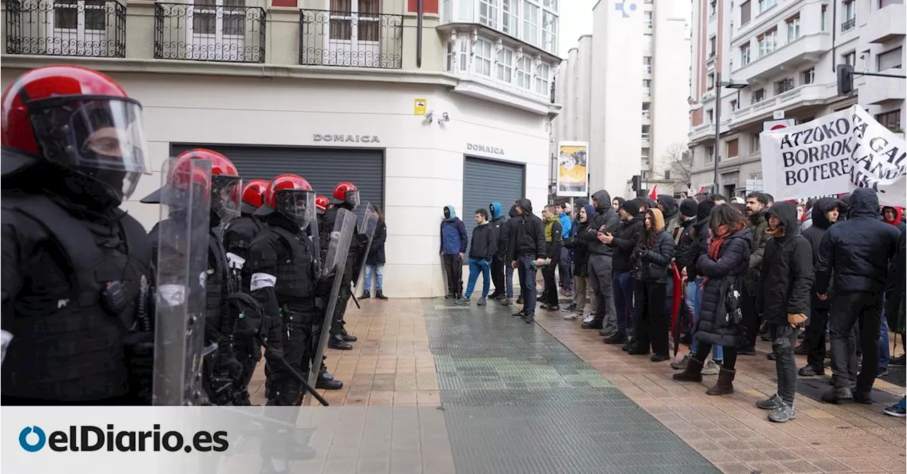 La Ertzaintza admite que un antidisturbios golpeó a un colega infiltrado en Vitoria 'al sentirse amenazado'