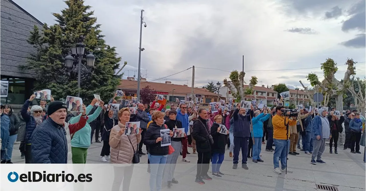 Los vecinos de Alpedrete se manifiestan contra la retirada de las placas de Paco Rabal y Asunción Balaguer por PP y Vox