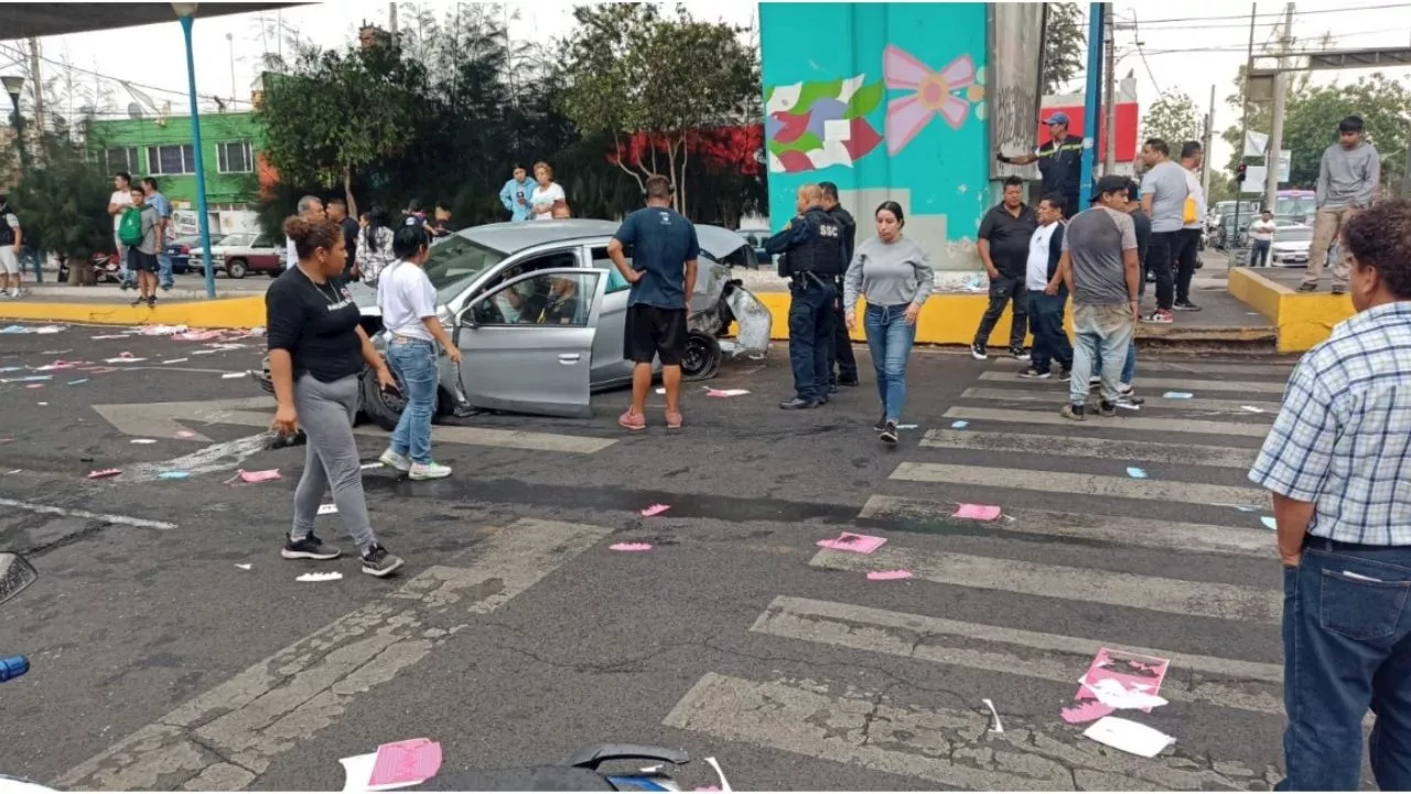 Aparatoso choque entre patrulla y auto deja al menos 3 heridos en Congreso de la Unión