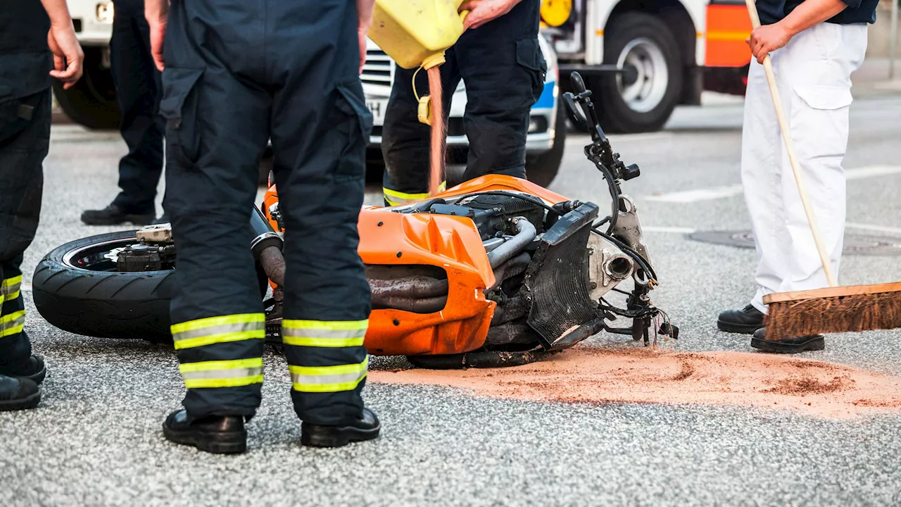 Biker (35) ohne Helm schlägt mit Kopf auf Asphalt auf