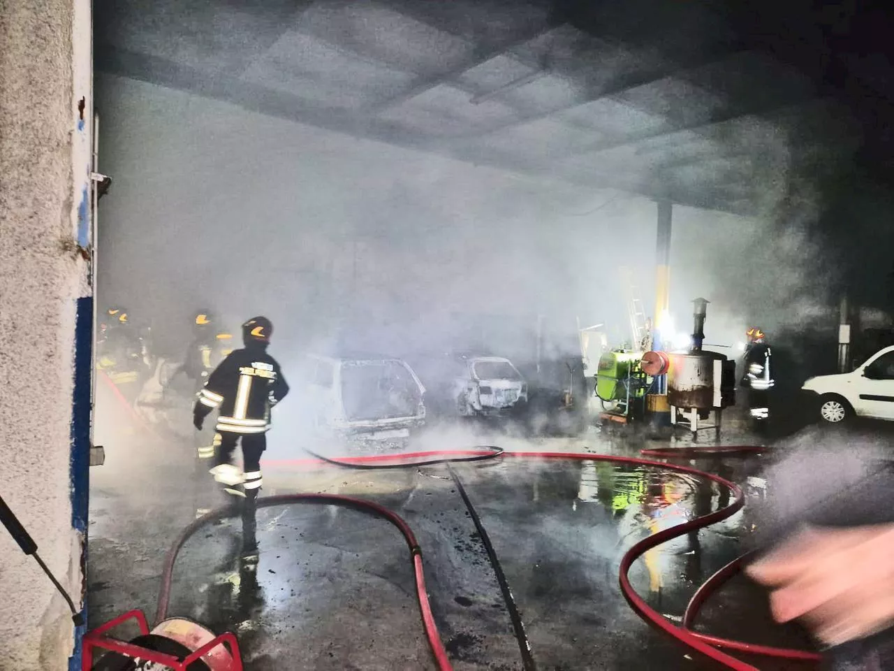 Teramo, cinque auto a fuoco in un'azienda farmaceutica: il sospetto del dolo