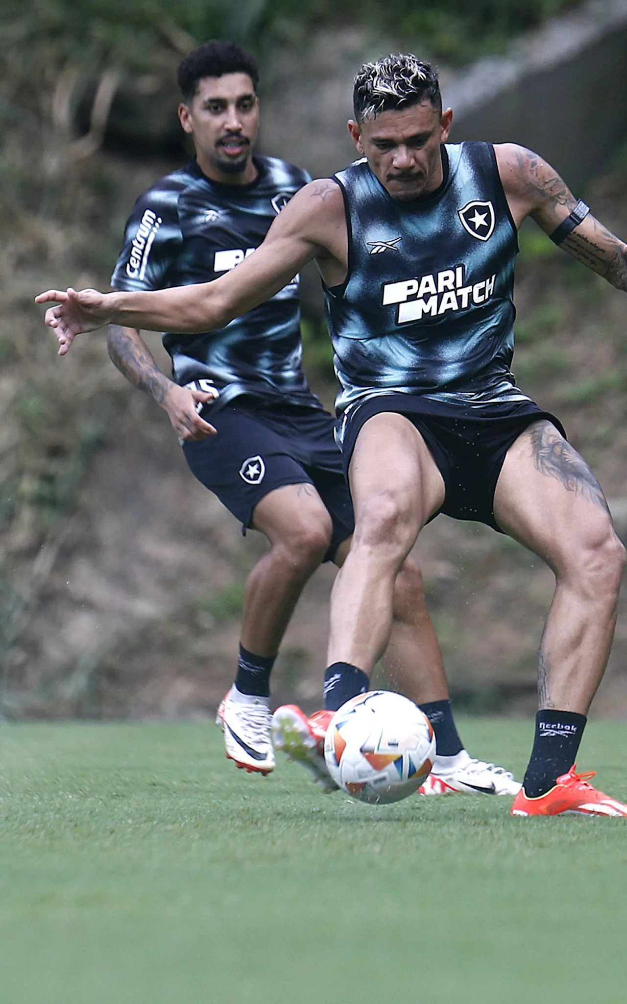 Tiquinho Soares será desfalque do Botafogo em clássico contra o Flamengo