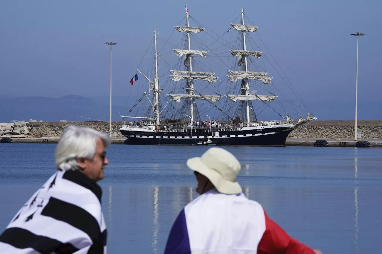 Paris 2024 : la flamme embarque sur le « Belem », prenant la mer pour la première fois