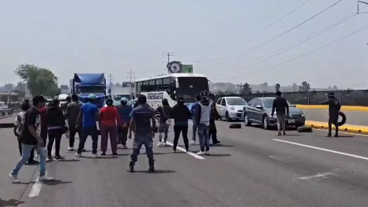 Manifestantes bloquean la México-Puebla y provocan caos vial; exigen frenar extracción de pozo