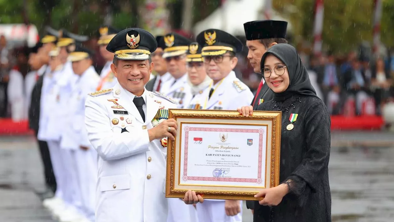 Bupati Banyuwangi Terima Penghargaan Satyalancana Karya Bhakti Praja Nugraha