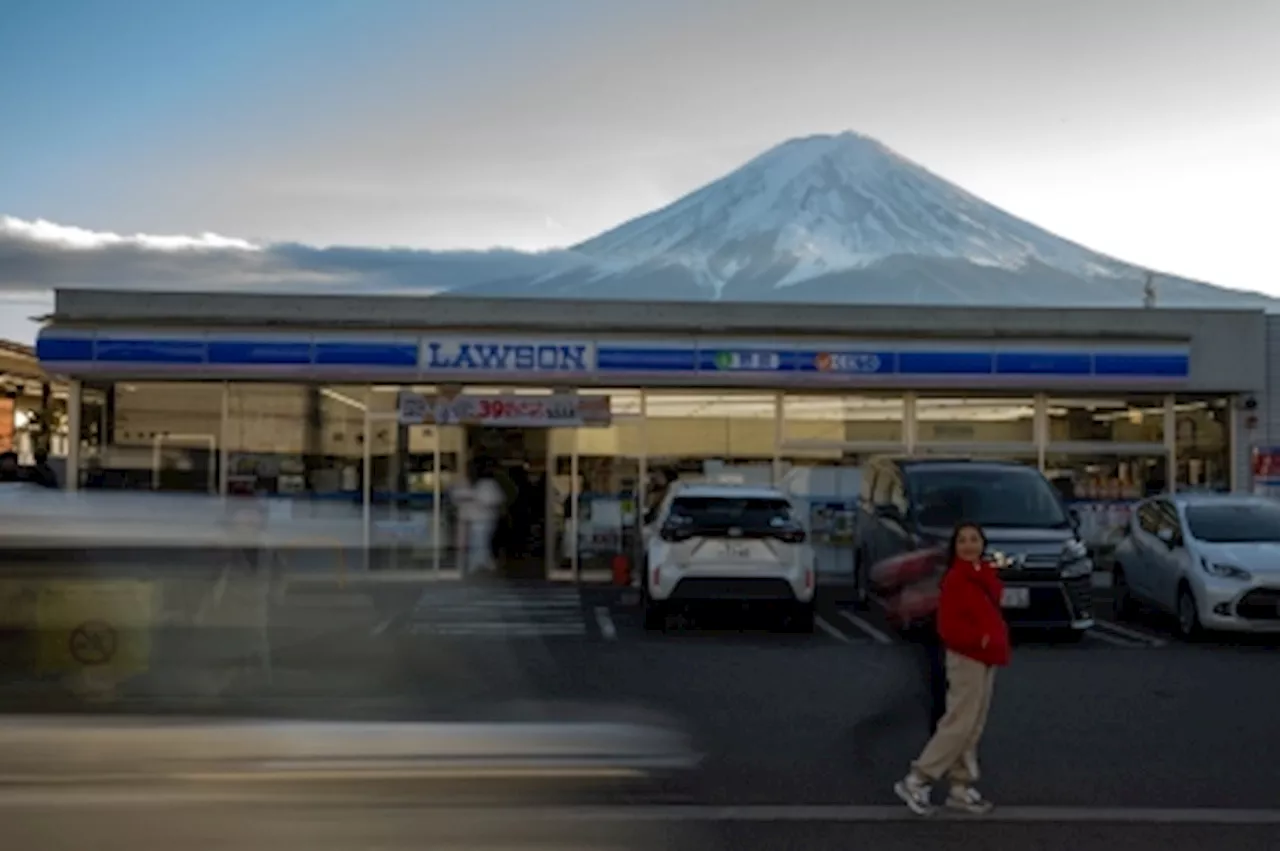 Japan town to block Mount Fuji view from badly behaved foreign tourists