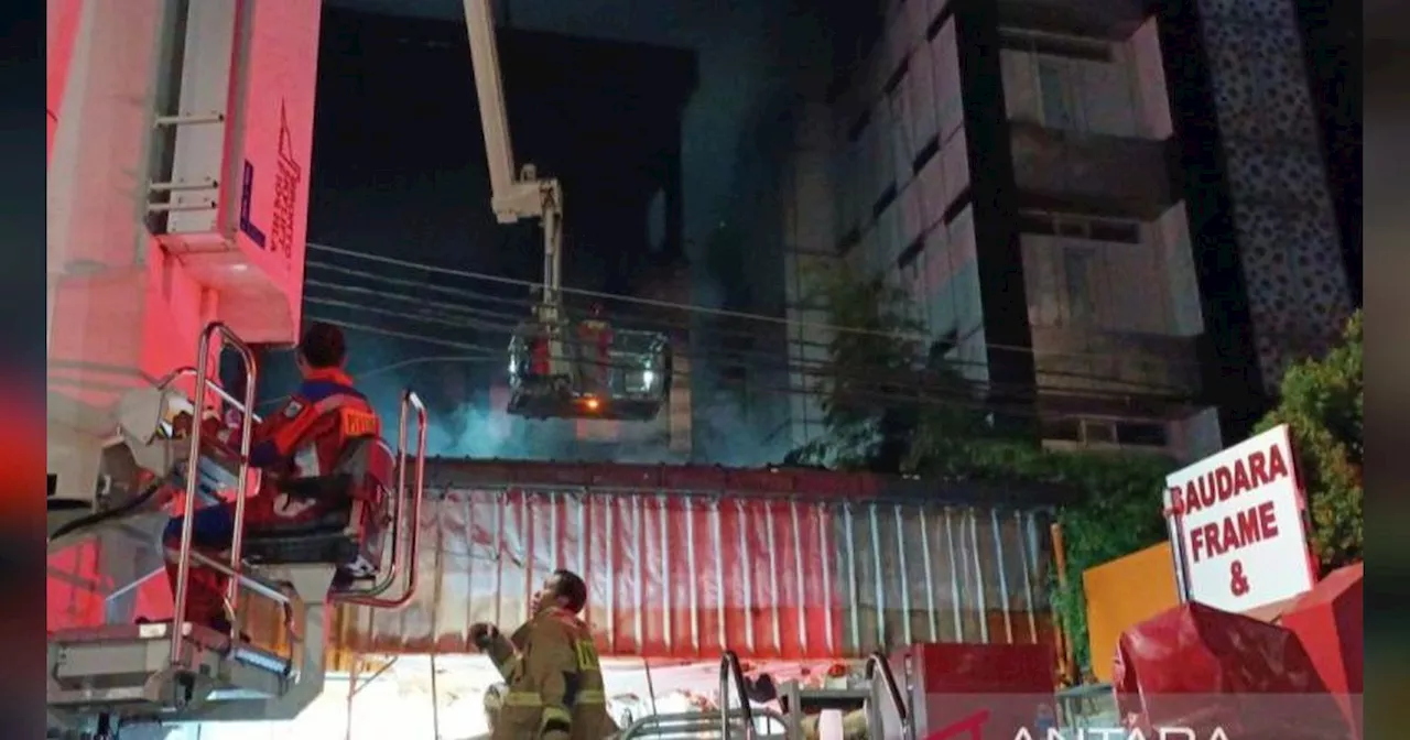 Kebakaran Hebat Ruko Frame di Mampang Prapatan, Api Baru Bisa Padam Jelang Subuh & 5 Orang Luka Bakar