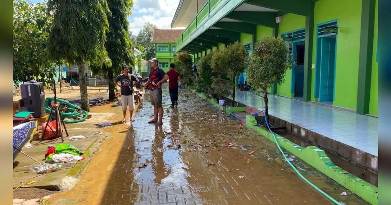 Kondisi Sekolah MAN di Desa Munjungan Trenggalek Usai Banjir Menerjang, Dipenuhi Lumpur Tebal