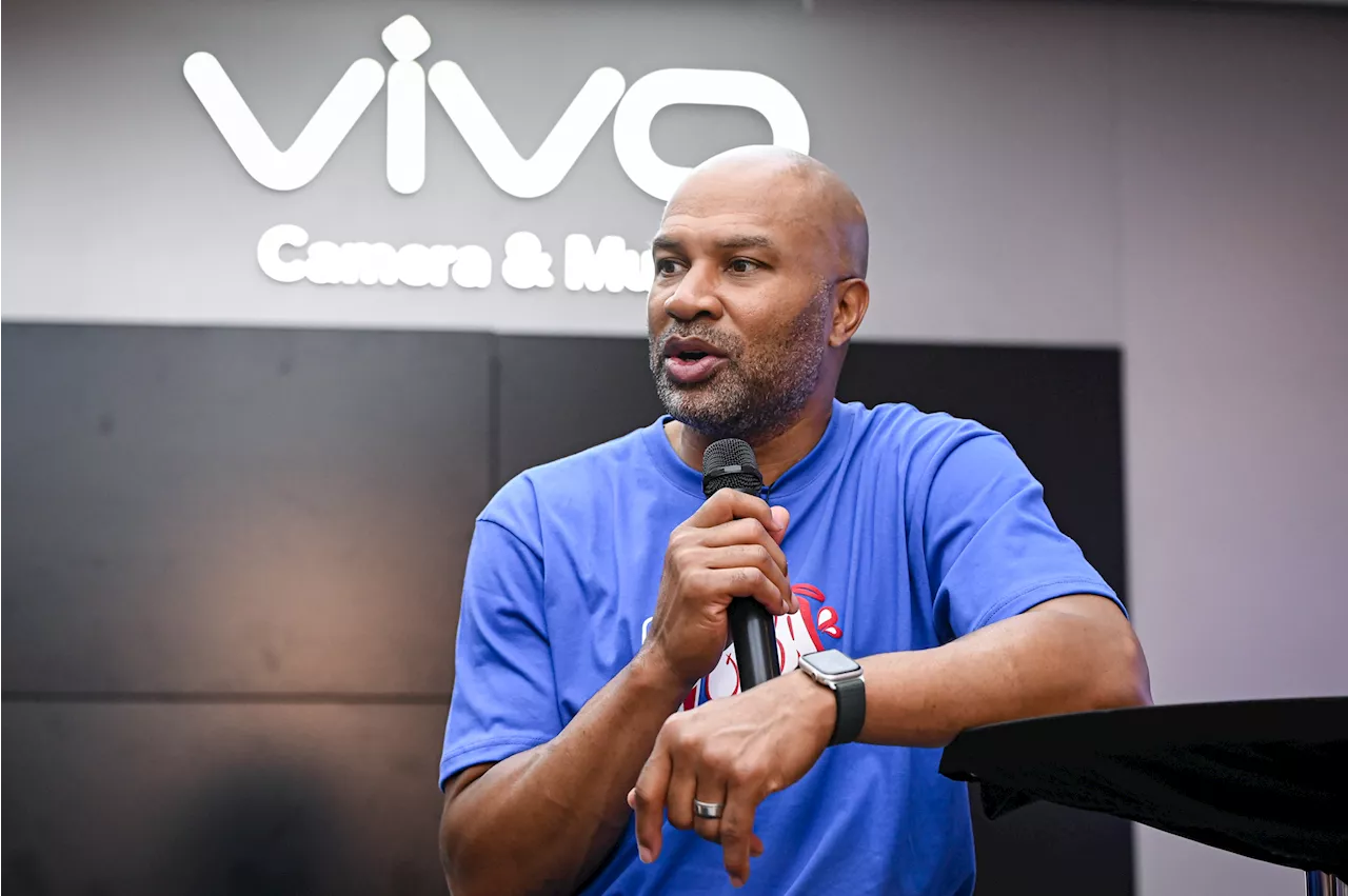 Lakers legend Derek Fisher meets Filipino fans at a vivo event