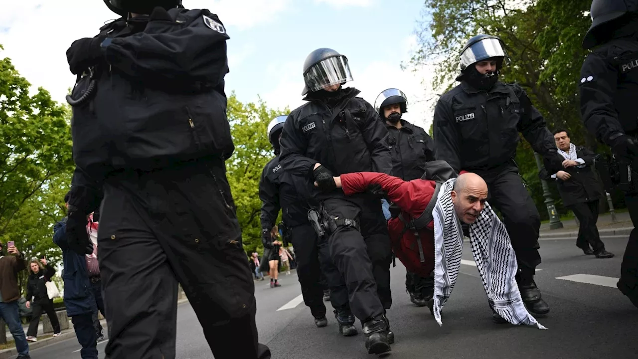 Palästina-Camp geräumt - Demonstranten werden weggeschleppt