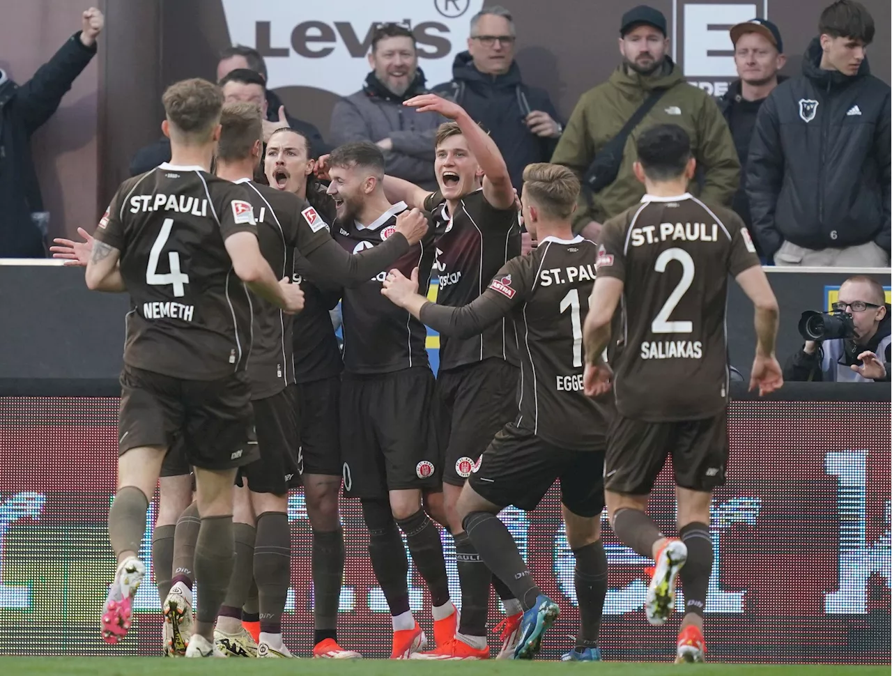 Wieder Tabellenführer: Pauli müht sich zu 1:0 gegen Rostock