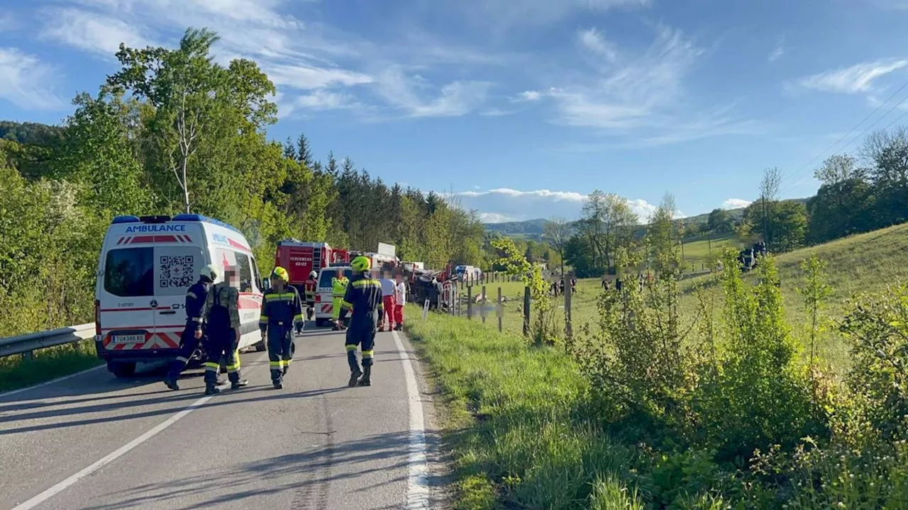 FF-Auto in Neustift-Innermanzing umgestürzt: Ein Toter, vier Verletzte