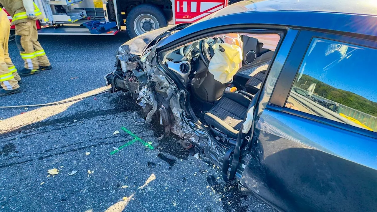 Menschenrettung nach schwerem Verkehrsunfall auf der B25 bei Neustift