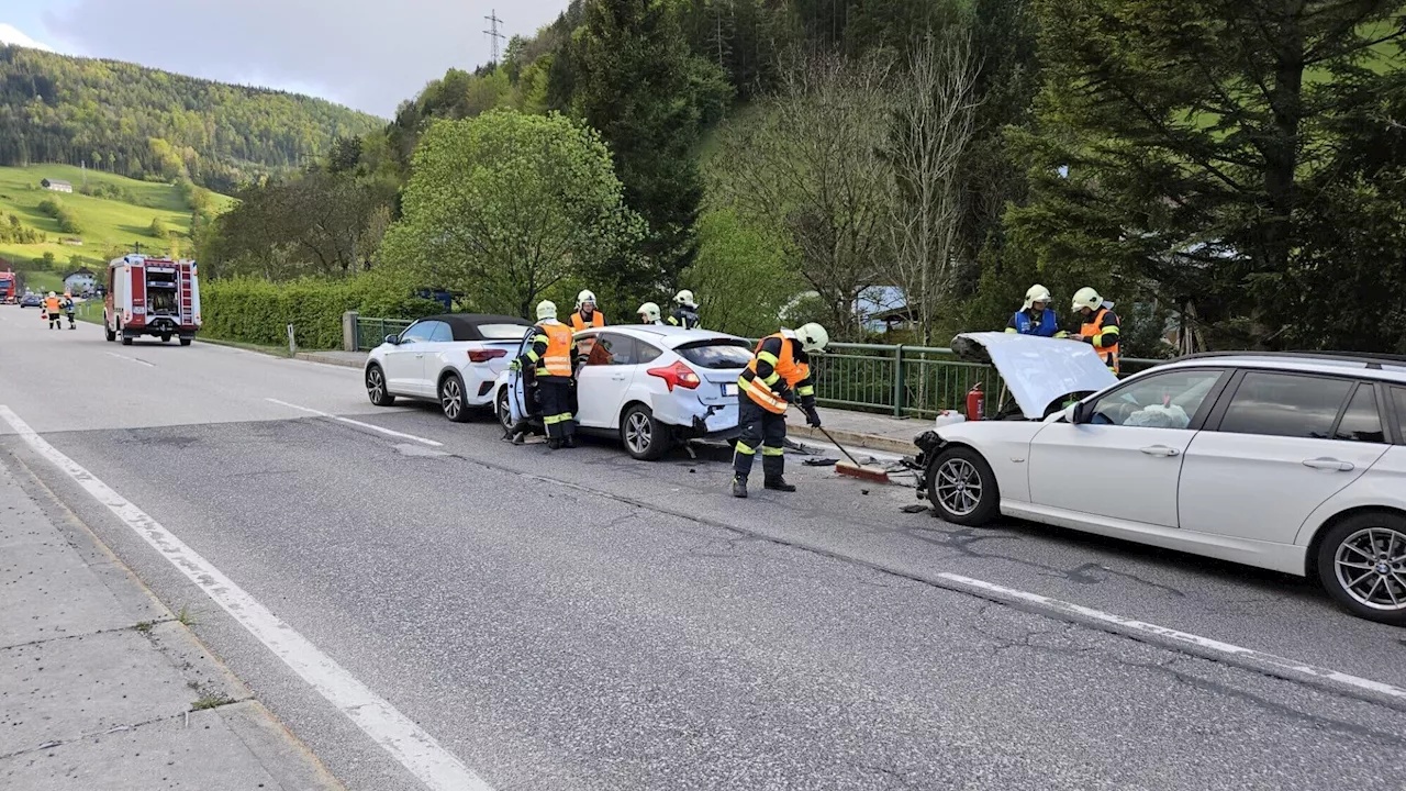 Sechs Personen bei Crash in Waidhofen/Ybbs leicht verletzt