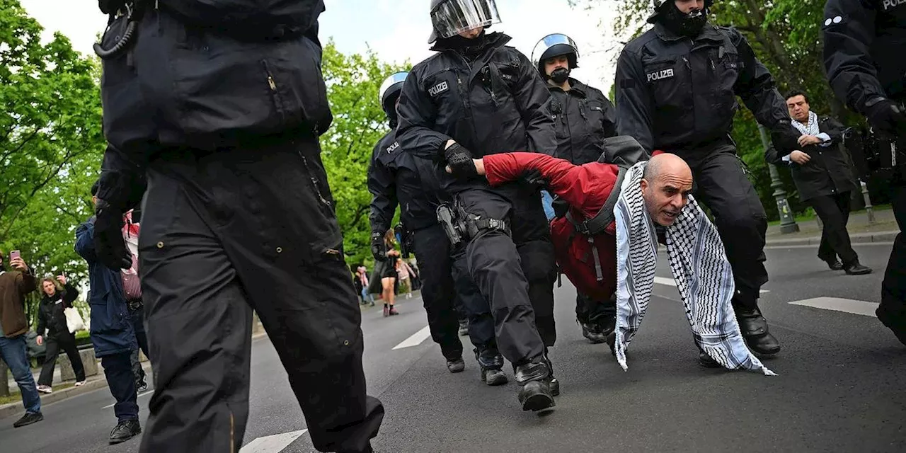 Palästina-Camp geräumt - Demonstranten werden weggeschleppt