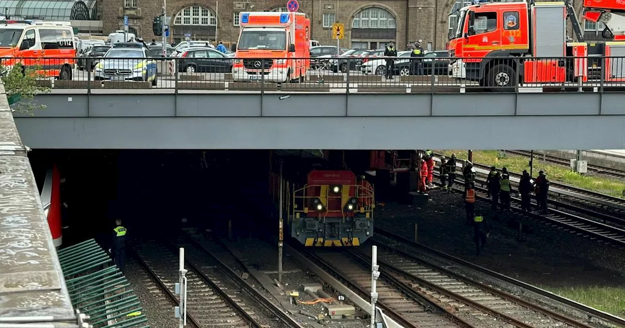 Bauzug gerät am Hamburger Hauptbahnhof in Schräglage