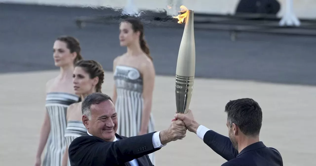 Olympia 2024 in Paris: Olympisches Feuer an Frankreich übergeben