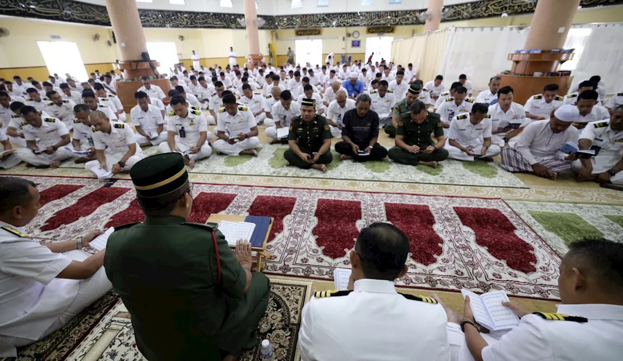 Copter tragedy: 1,000 congregants at KK naval base attend Yasin recitation, tahlil ceremony