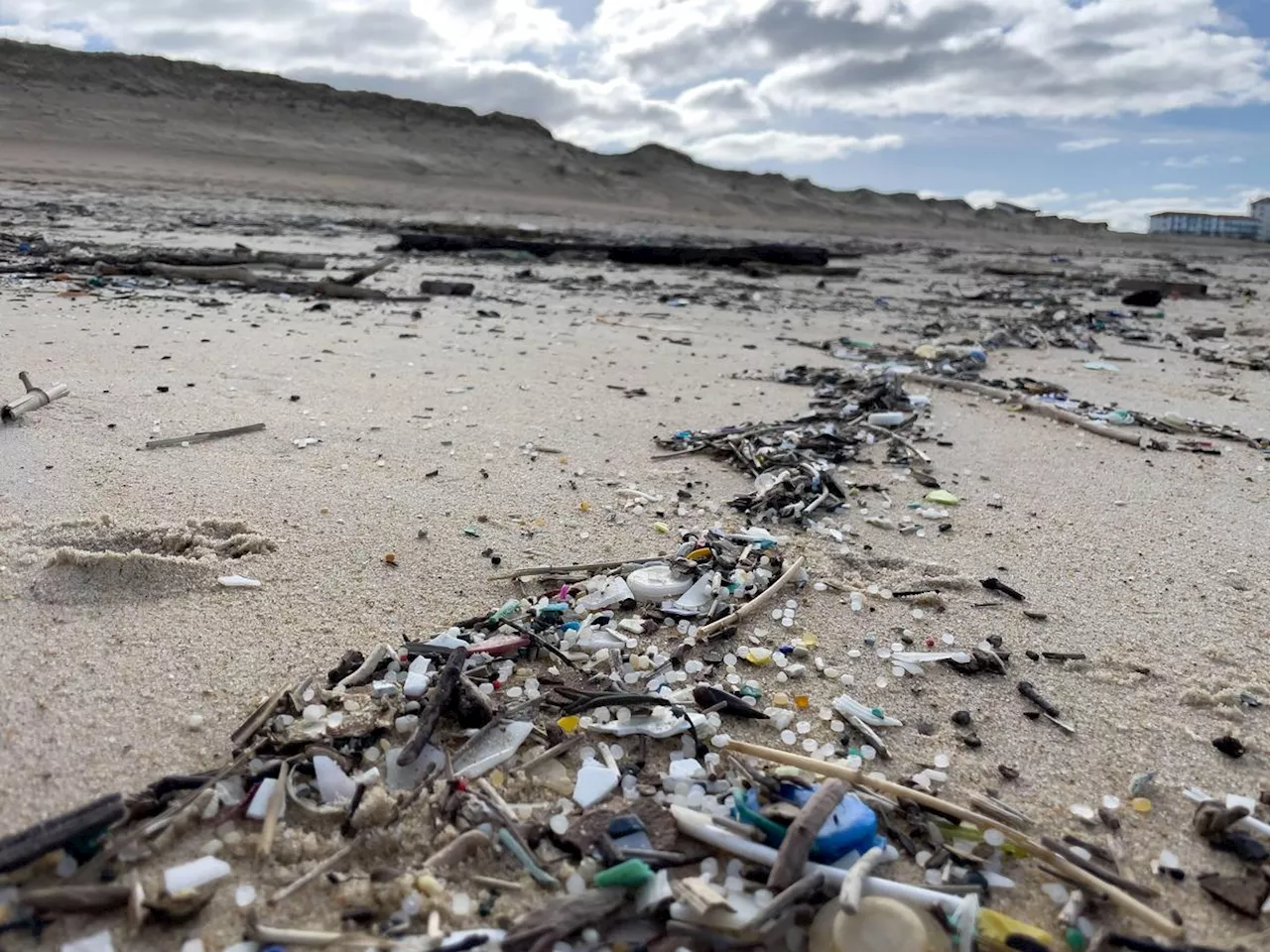 Pollution plastique : en finir avec les « larmes de sirène » qui s’égouttent sur le sable