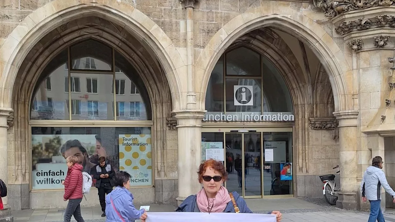 München: Russin demonstriert regelmäßig auf Marienplatz gegen Putin