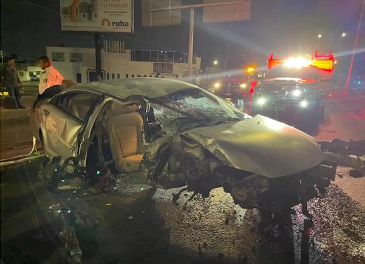 Ebrio conductor destroza su auto tras choque y su acompañante termina prensada, al oriente de Saltillo