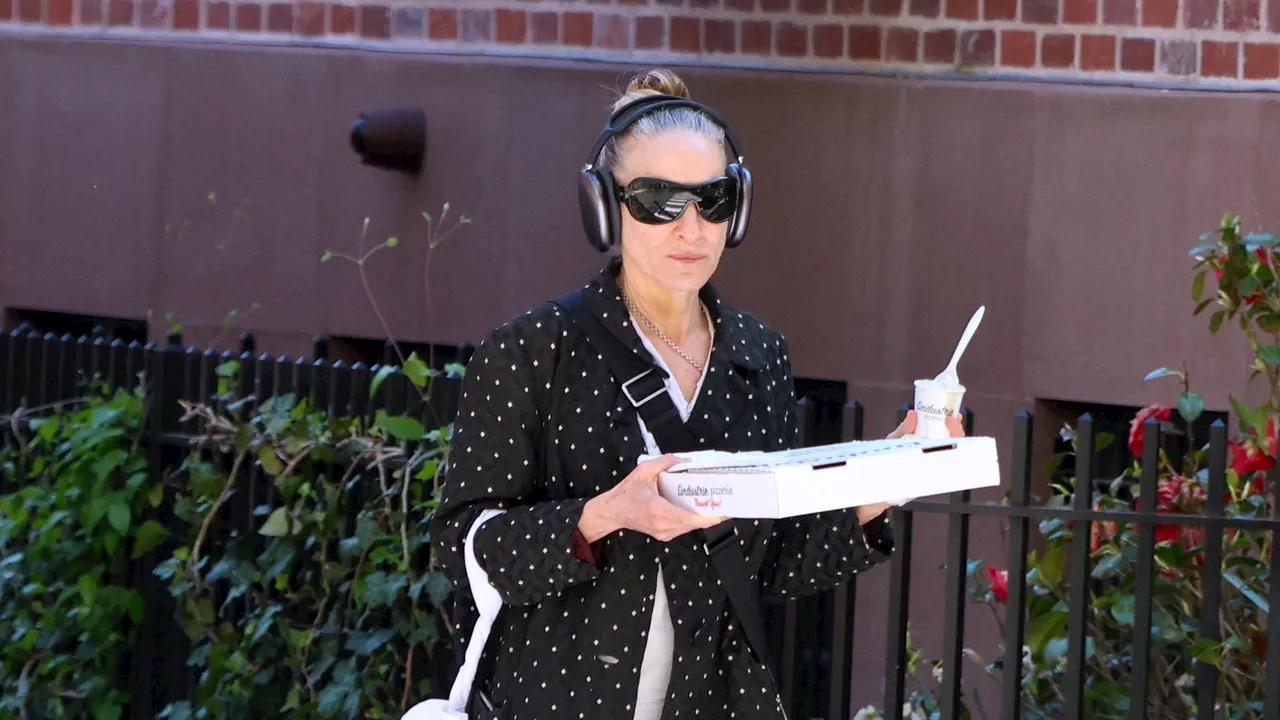 Sarah Jessica Parker Is the Chicest Pizza Delivery Woman There Ever Was