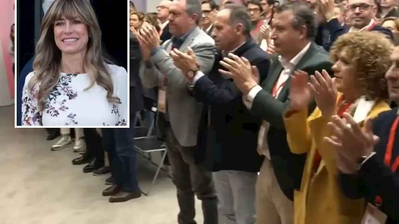 El PSOE respalda en pie y con aplausos a Begoña Gómez: 'Se la pretende destruir'