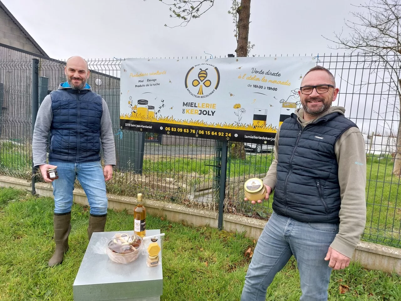 Près de Guingamp, Sylvain et Jean-Baptiste produisent un miel artisanal de haute qualité