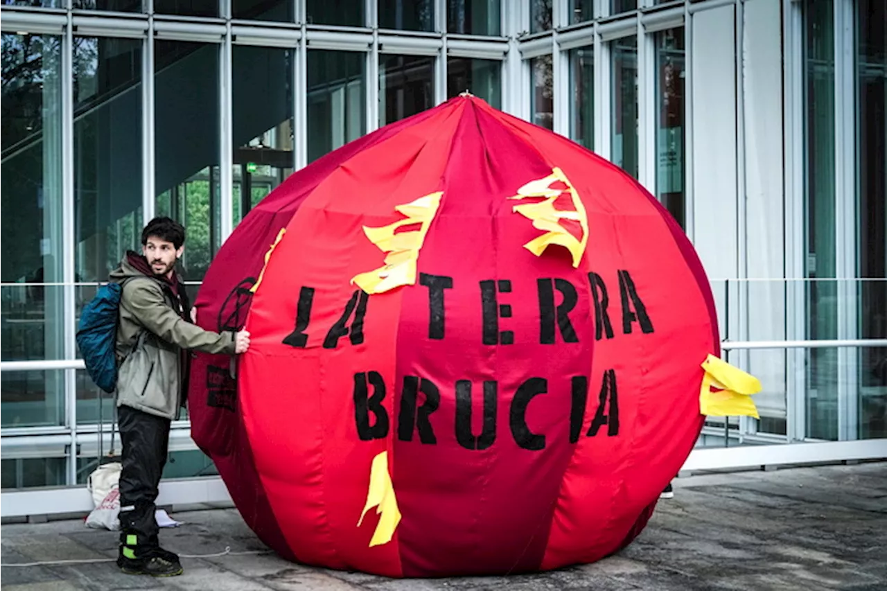 Blitz di Extinction Rebellion al grattacielo Intesa Sanpaolo