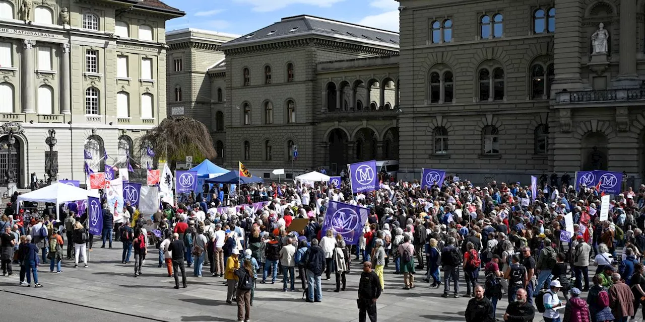 Bundesplatz Bern: Bescheidener Aufmarsch an Mass-voll-Demo