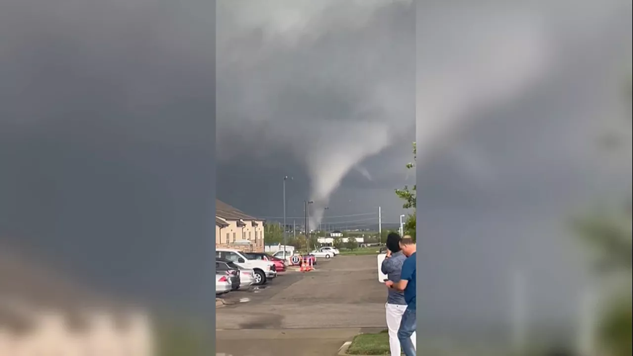 'C'est effrayant': les images impressionnantes des dizaines de tornades qui ont frappé les États-Unis