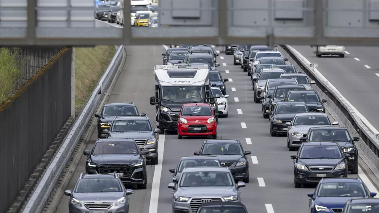 15 Kilometer Stau: Autofahrer müssen derzeit mit zwei Stunden Verspätung rechnen - Tunnel zwischenzeitlich gesperrt