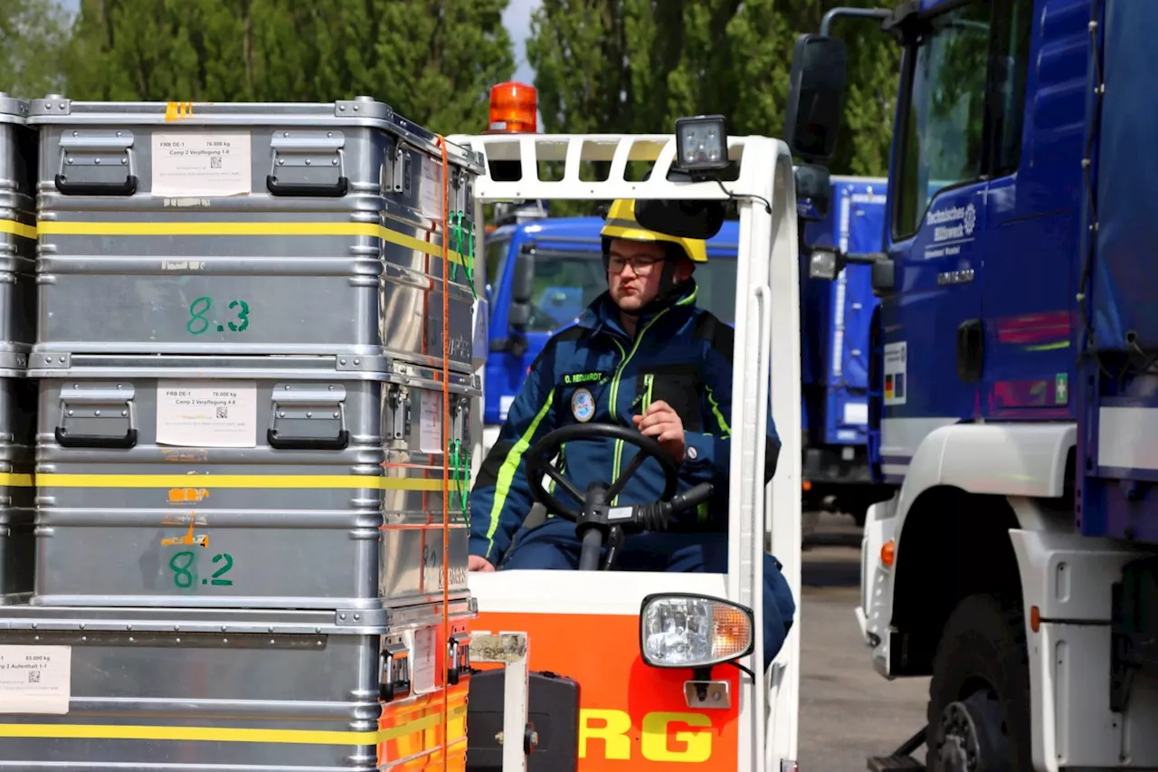 Auslandseinheit von DLRG und THW trainiert an der Weser den Einsatz im Hochwasser